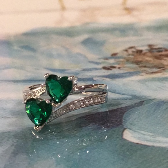 Jewelry - New Double Heart Emerald Green Colored Gemstones Split Band Ring Size 7
